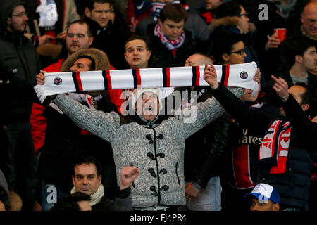 PSG fans chanter lors de la Ligue des Champions tour de 16 Correspondance entre Paris Saint-Germain et Chelsea au Parc des Princes à Paris. Le 16 février 2016. James Boardman /  +44 7967 642437 des photos au téléobjectif Banque D'Images