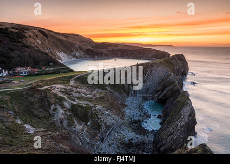 Crique de Lulworth Cove, Dorset, UK. 29 Février, 2016. Voir l'Escalier de Lulworth Cove et le trou avant le lever du soleil sur la côte jurassique du Dorset le dernier jour de l'hiver météorologique - Photo : Graham Hunt/Alamy Live News Banque D'Images