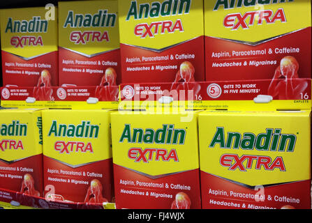 Paquets de comprimés de tête extra Anadin sur une auto Banque D'Images