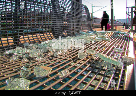 Morceaux de verre cassé sur un banc d'une plate-forme du train, le vandalisme, Allemagne Banque D'Images