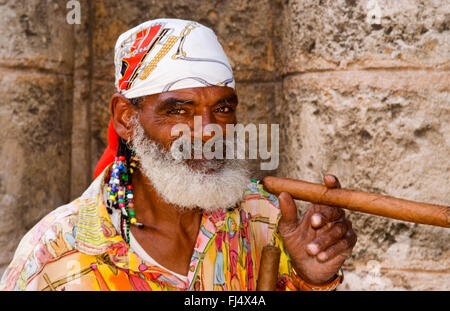 Cubains âgés avec barbe complète et une longue écharpe fumeurs de cigare, portrait, Cuba, La Habana Banque D'Images