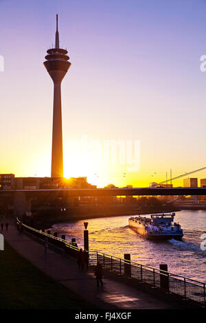 Rheinturm navire de transport sur le Rhin au coucher du soleil, de l'Allemagne, en Rhénanie du Nord-Westphalie, Duesseldorf Banque D'Images