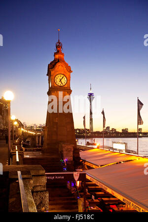 La promenade du Rhin avec manomètre et tour Rheinturm, Allemagne, Berlin, Düsseldorf Banque D'Images