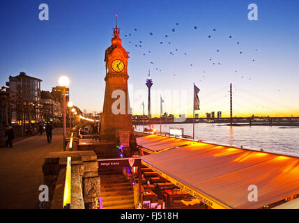 La promenade du Rhin avec manomètre et tour Rheinturm, Allemagne, Berlin, Düsseldorf Banque D'Images