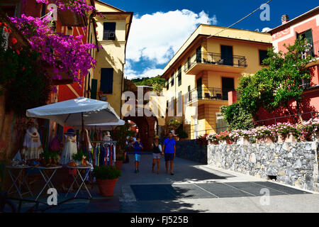 Rue typique à Monterosso al Mare Village de célèbre Cinque Terre. La Spezia, ligurie, italie Banque D'Images