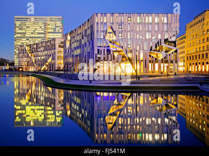 Dans Koe-Bogen Dreischeibenhaus et lumière du soir, l'Allemagne, en Rhénanie du Nord-Westphalie, Duesseldorf Banque D'Images