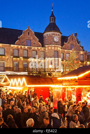Marktet de Noël avec l'ancien hôtel de ville dans la soirée, l'Allemagne, en Rhénanie du Nord-Westphalie, Duesseldorf Banque D'Images