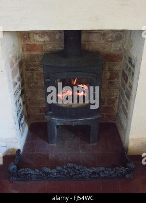 Cheminée en brique noire vieux brûlé près de chaleur sans fumée de feu de bois charbon flamme lueur lumière journal d'énergie domestique vieux sparks Banque D'Images