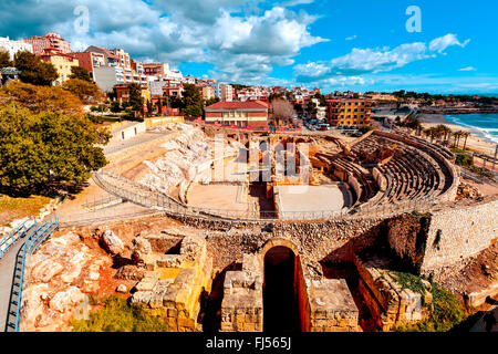 Une vue panoramique de l'ancien amphithéâtre romain de Tarragone, en Espagne, à côté de la mer Méditerranée Banque D'Images