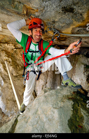 À l'escalade via ferrata Jules Carret, une grotte Carret, France, Savoie, Chambéry, Saint Jean dAEArvey Banque D'Images