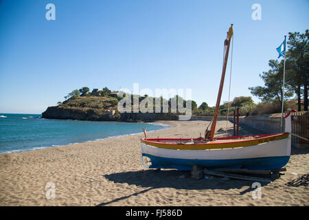 Un vieux bateau en bois sur la plage d'Plage de Paulilles , sud de la France. Banque D'Images