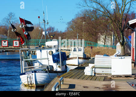 Ronneby, Suède - 26 Février 2016 : de petits bateaux de pêche amarrés dans le port. La rivière Ronnebyan doucement à côté de la circulation des bateaux. Banque D'Images