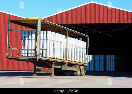 Ronneby, Suède - 26 Février 2016 : Tarkett revêtement en vinyle rolls chargé sur une remorque ouverte en attente d'être transportées. B Stockage Banque D'Images