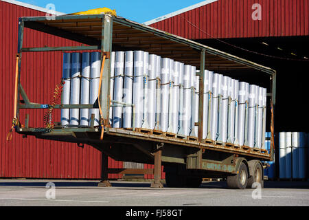 Ronneby, Suède - 26 Février 2016 : Tarkett revêtement en vinyle rolls chargé sur une remorque ouverte en attente d'être transportées. B Stockage Banque D'Images