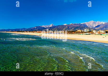 Tonfano pier vue sur la plage Banque D'Images