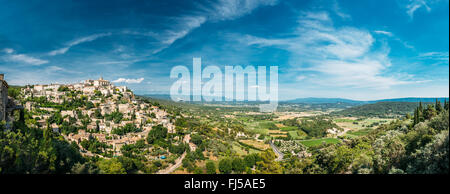 Panorama incroyable vue panoramique de la ville médiévale de village perché de Gordes en Provence, France. Soleil bleu ciel. Bel été landsca Banque D'Images