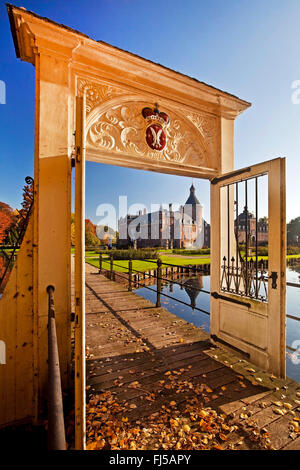 Jardin avec la porte et la vue sur le château de Anholt, Allemagne, Rhénanie du Nord-Westphalie, région de Münster, Isselburg-Anholt Banque D'Images