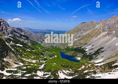 Vue du lac de montagne à col Samar Skrcko Jezero, massif du Durmitor, Monténégro, parc national de Durmitor Banque D'Images