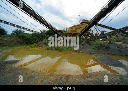 Flaque d'eau et d'un convoyeur dans une carrière de calcaire, l'Allemagne, région du Bergisches Land, Steinbruch Osterholz, Dornap, Wuppertal Banque D'Images