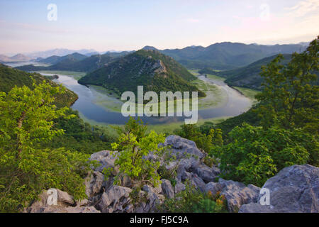 Vue de Pavlova Strana à Rijeka Crnojevica, près de lac de Skadar, Monténégro Banque D'Images