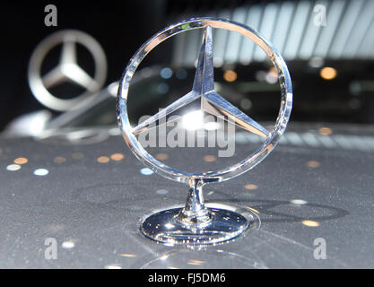Detroit, Michigan, USA. 12 Jan, 2015. - Un fichier logo Mercedes Benz vu au cours de la deuxième journée de la presse à la North American International Auto Show (NAIAS) à Detroit, Michigan, USA, 12 janvier 2015. Photo : ULI DECK/dpa/Alamy Live News Banque D'Images