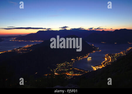 Vue du col de Lovcen à la baie de Kotor, Monténégro le soir Banque D'Images