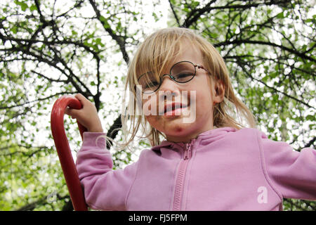 Petite fille aux taches de face, portrait d'un enfant Banque D'Images