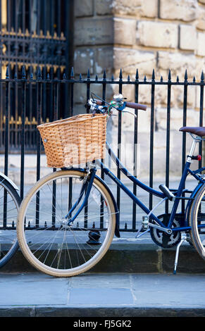 Les étudiants de l'université garde-corps enchaîné à bicyclettes à l'extérieur de Radcliffe Camera. Oxford. L'Angleterre Banque D'Images