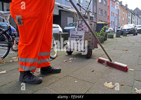 Street cleaner balayant le trottoir, Allemagne Banque D'Images