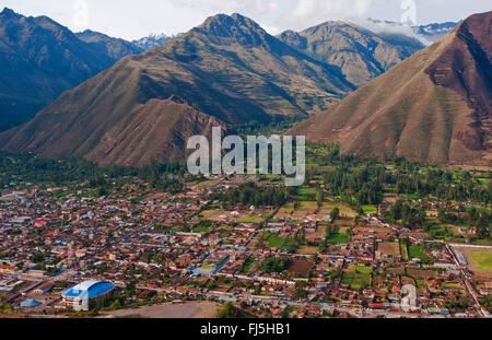 Vue sur petite ville d'Urubamba, au Pérou, la rivière Urubamba Banque D'Images