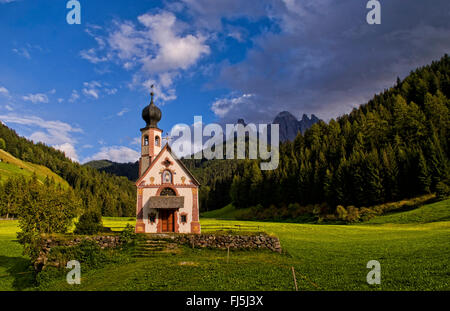 Lonely église appelée Rainui en vallée, dans le village de Dolomites italiennes Val Di Funes, Italie, Dolomites Tyrol du Sud, Banque D'Images