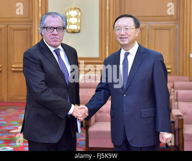 Beijing, Chine. Feb 29, 2016. Le Conseiller d'Etat chinois Yang Jiechi (R) rencontre avec Luis Almagro, secrétaire général de l'Organisation des États américains (OEA), à Beijing, capitale de la Chine, 10 févr. 29, 2016. © Li Tao/Xinhua/Alamy Live News Banque D'Images