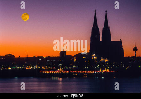 Photo de nuit de pleine lune à Cologne, en Allemagne, en Rhénanie du Nord-Westphalie, Cologne Banque D'Images