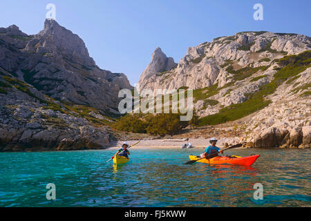 Kayaks de mer près de la côte rocheuse, la France, la Provence, le Parc National des Calanques, La Ciotat Banque D'Images