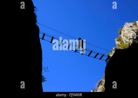 Climber traversant le canyon sur un pont suspendu, Durance Canyon, France, Hautes Alpes, Chateau Queyras Banque D'Images