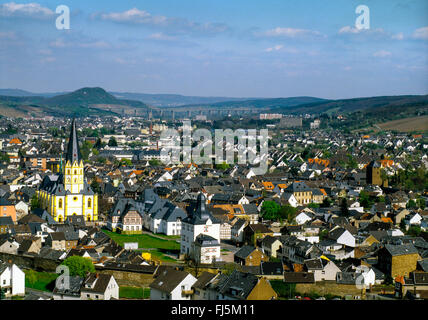 Vue de Bad Neuenahr et pont de l'autoroute Ahrtalbruecke , Allemagne, Rhénanie-Palatinat, Ahrtal, Bad Neuenahr Ahrweiler/ Banque D'Images