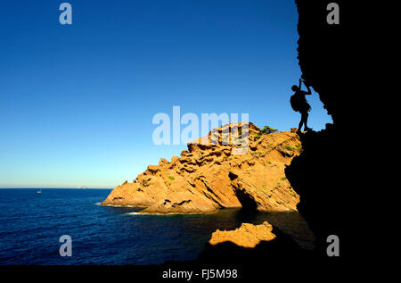 Climber rock côtières au bec de l'Aigle, France, Provence, Parc National des Calanques, La Ciotat Banque D'Images