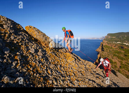 Les grimpeurs à coastal rock Bec de l'Aigle, France, Provence, Parc National des Calanques, La Ciotat Banque D'Images