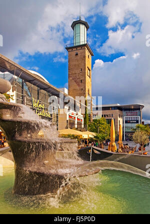 Fontaine sur la place de Friedrich Ebert avec Volme-Galerie et tour de l'hôtel de ville à Hagen, Allemagne, Rhénanie du Nord-Westphalie, Ruhr, Hagen Banque D'Images