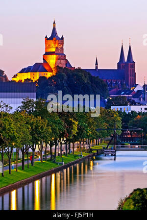 Allumé Schwanenburg Marstall avec canal Spoy et, en Allemagne, en Rhénanie du Nord-Westphalie, Bas-rhin, Clèves Banque D'Images