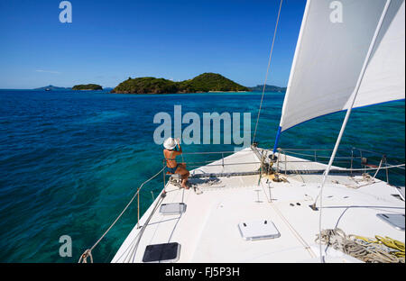 Femme de la prise de vue à la partie avant du bateau à voile catamaran Tobago Cays, Saint Vincent et les Grenadines Banque D'Images
