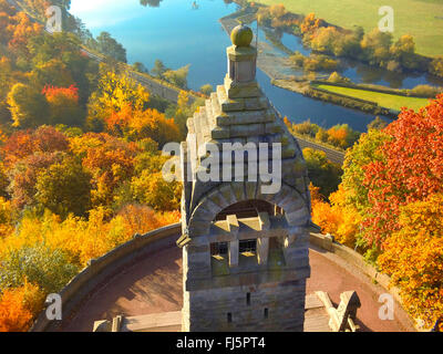 Vue aérienne de Berger monument à l'Hohenstein en forêt d'automne, l'Allemagne, en Rhénanie du Nord-Westphalie, Ruhr, Witten Banque D'Images