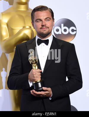 28 février 2016 - Hollywood, Californie, États-Unis - Leonardo Dicaprio remporte l'Oscar de l'acteur dans un premier rôle pour "Le Revenant" au cours de la 88e cérémonie des Academy Awards.(Image Crédit : © Lisa O'Connor via Zuma sur le fil) Banque D'Images