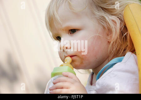 Petite fille avec l'alimentation bootle, Allemagne Banque D'Images