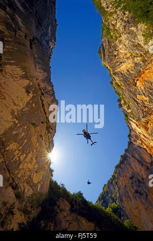 Hélicoptère de sauvetage sur l'étroit canyon du Verdon, France, Provence, Verdon Banque D'Images