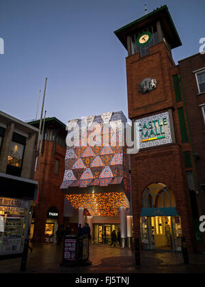 La modernisation de l'entrée au château coloré Mall Shopping Center à Norwich, Norfolk, Angleterre Banque D'Images