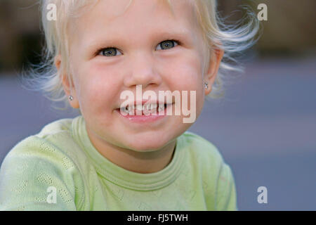 Petite fille blonde, portrait, Allemagne Banque D'Images