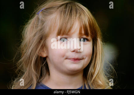 Cute little girl, portrait d'un enfant, Allemagne Banque D'Images