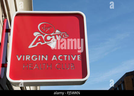 Hanging signe avec nom et logo de Virgin Active Health Club, Wimbledon, Londres, Angleterre du Sud-Ouest Banque D'Images