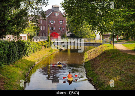 Canoë à Susmuehle moulin à eau sur la rivière Niers, en Allemagne, en Rhénanie du Nord-Westphalie, Bas-rhin, Goch Banque D'Images